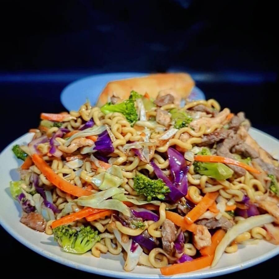 Prepare-se para uma incrível experiência gastronômica com o nosso Yakisoba. Este prato é preparado com legumes frescos e a mais fina seleção de proteínas, proporcionando uma combinação harmoniosa de sabores agridoces e texturas crocantes. Os legumes 'al dente' adicionam um toque de frescor, e tudo é preparado na hora, garantindo que você desfrute do melhor que o sabor tem a oferecer. Pode acreditar, este é, verdadeiramente, o melhor Yakisoba que você terá o prazer de saborear.