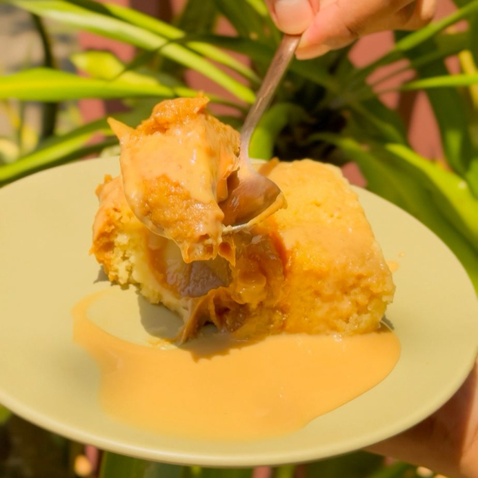 Massa de bolo úmida e macia com recheio de doce de leite e pedaços de abacaxi. (Aprox. 130g)