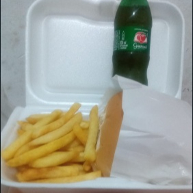 A diversão está servida! O nosso Combo Kids traz o tamanho exato da fome dos pequenos: 1 X-Burguer suculento, 150g de batatinhas fritas super crocantes e 1 Coca-Cola de 200ml bem geladinha. É o lanche perfeito para transformar o Dia em uma verdadeira festa!