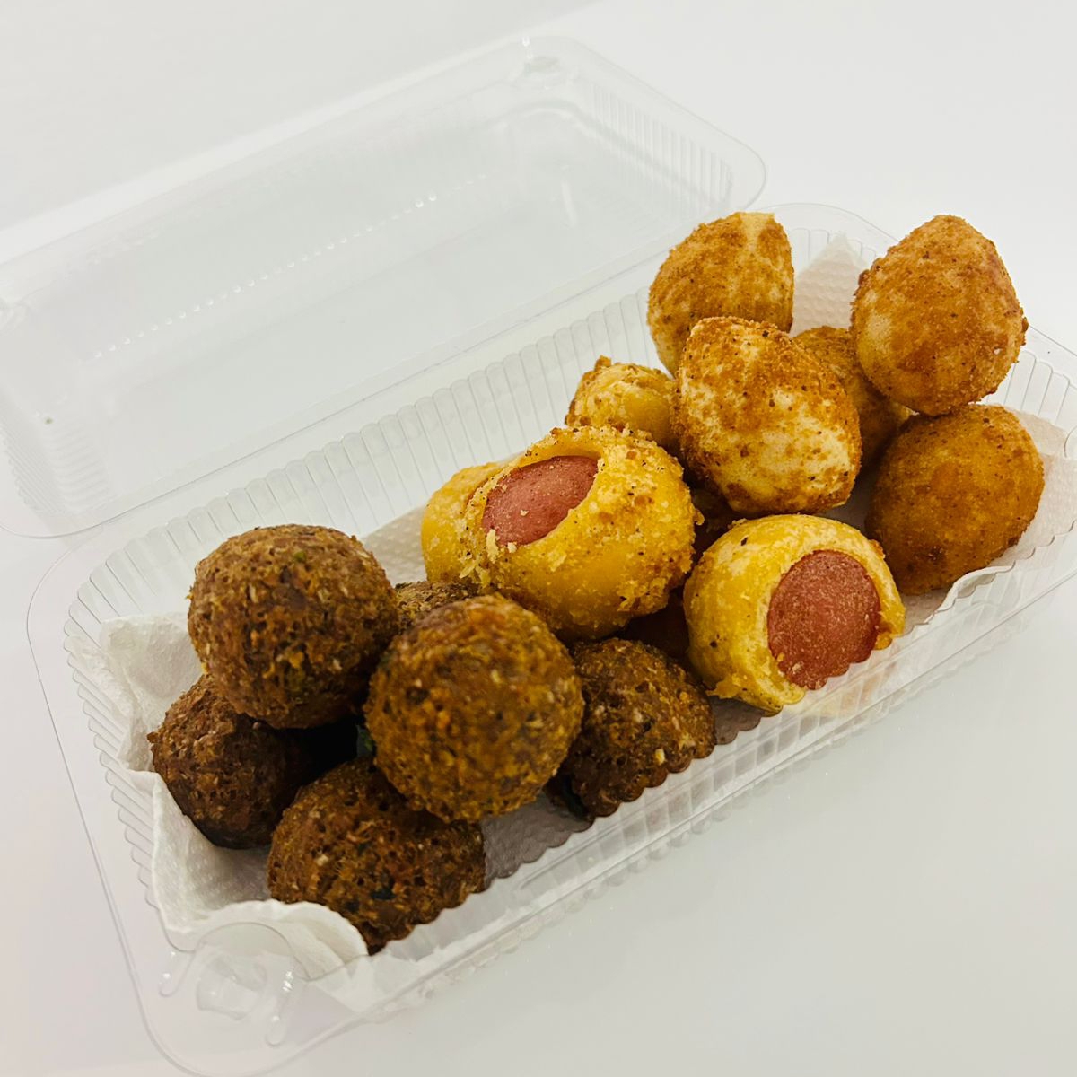 salgadinhos sortidos, tamanho festa, estre eles kibe, salsicha e coxinha.