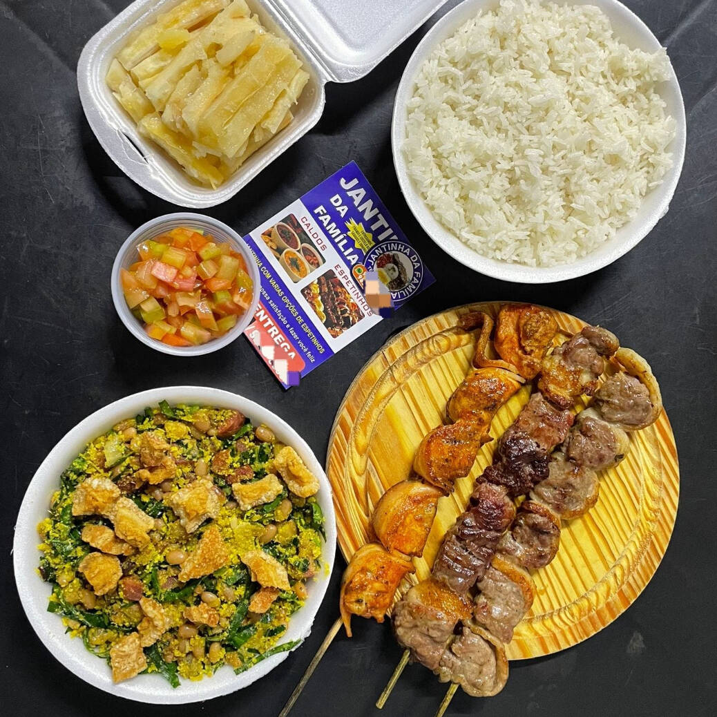 Neste combo vai: 1 Marmitex de arroz, 1 Marmitex de Feijão Tropeiro, 1 Mandioca Mini, 1 Vinagrete Copo Pequeno e 3 Espetinhos (1 Contra Filé 1 Picanha Montada e Frango Com Bacon)