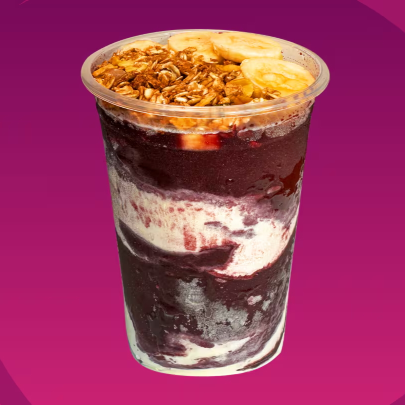 A maré subiu e a fome também? O nosso copo de 500ml é a escolha certa para quem quer aproveitar essa viagem tropical por mais tempo! Personalize essa delícia com uma variedade enorme de complementos irresistíveis e crie a sua obra-prima do verão. Uma explosão refrescante e revigorante em cada colherada para você curtir ao máximo! Para a sua experiência ser perfeita, os cremes são montados dentro do copo, junto com o açaí. Já o adicional de Nutella vai à parte, para você derramar à vontade!