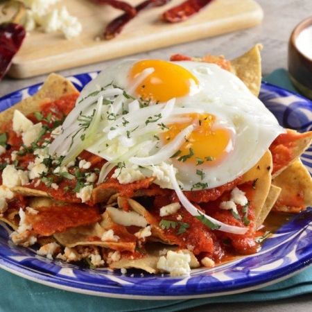 Chilaquiles Rojos con Huevito