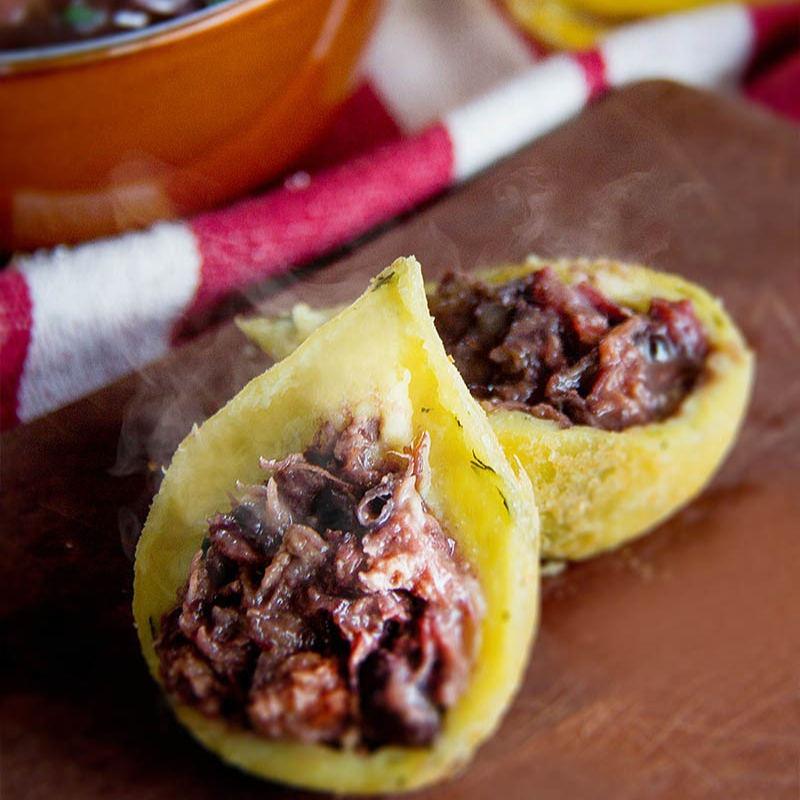 Saborosa Coxinha de Feijoada Preparada com massa de mandioca artesanal e recheado com Carne Seca, Costelinha, Calabresa, Linguiça Paio e feijão.