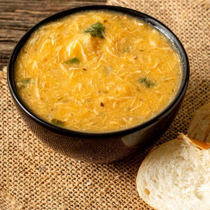 caldo de frango com milho. acompanha torrada
