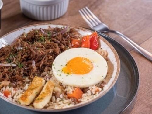 Acompanhada de Baião de Dois, Bacon, Cebola Roxa, Queijo Coalho, Pimenta Biquinho, Abóbora e Nata Fresca.