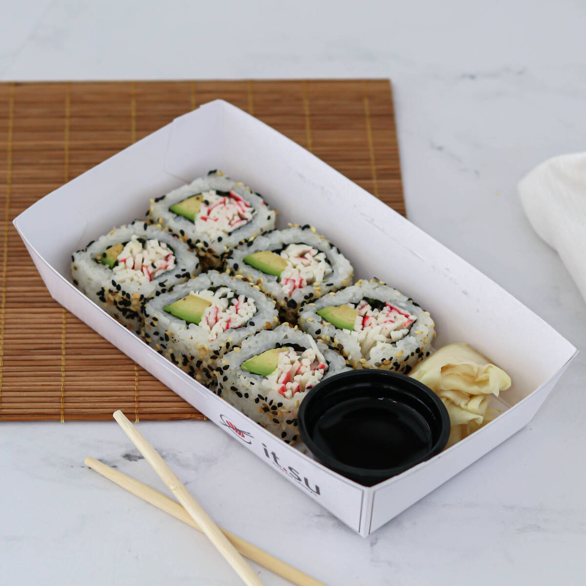 Kani Kama, arroz de sushi, avocado, alga nori, hortelã, maionese, gergelim, gengibre marinado, calda de limão, shoyu.