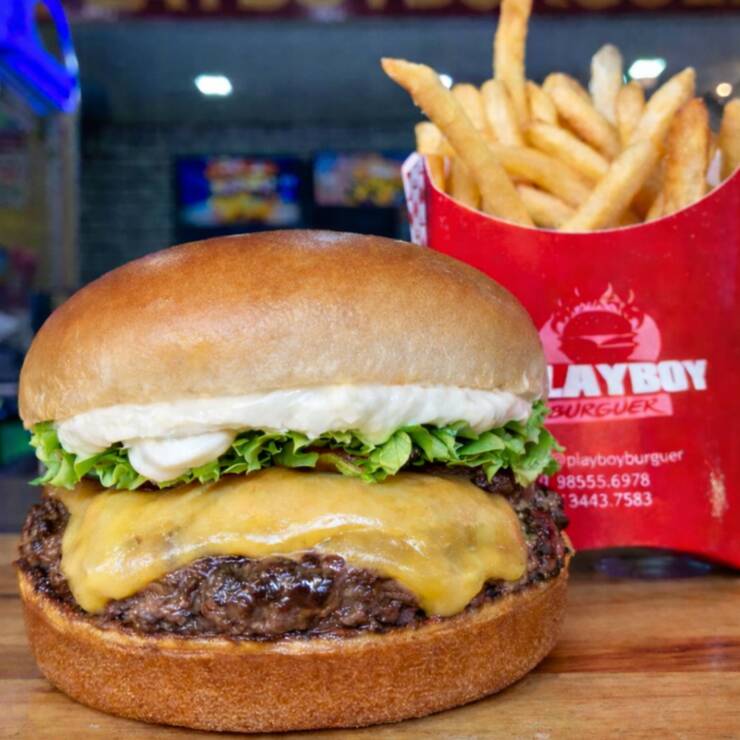 Uma experiência única de sabor , Hambúrguer Artesanal de 130g suculento composto por nosso Blende secreto .
Pão Brioche , carne bovina 130 g , queijo derretido, tomate, alface, cebola na chapa e molho especial.