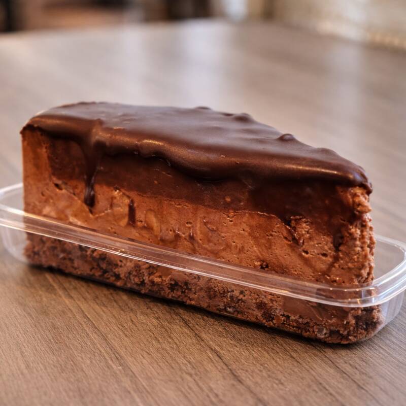 Fatia generosa de torta de chocolate com recheio cremoso e intenso, base macia e cobertura rica em chocolate. Congelada para manter o sabor e a textura perfeitos, é a escolha ideal para quem busca uma sobremesa prática, refrescante e irresistível.