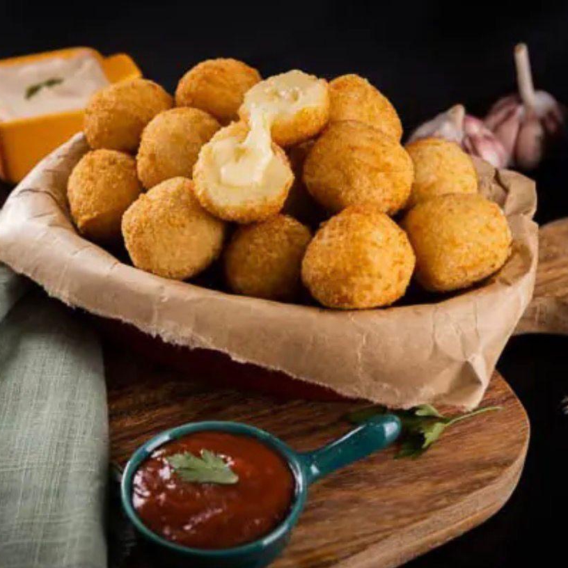 Delicie-se com nossa seleção exclusiva de 25 salgados da linha 'Festa', cada um pesando 20 gramas. Estes irresistíveis salgados crocantes são meticulosamente preparados com uma massa especial à base de batata, conferindo-lhes um sabor único e inesquecível. O mix inclui uma variedade de sabores, garantindo surpresas agradáveis a cada mordida. Perfeitos para qualquer ocasião, eles são a personificaç
