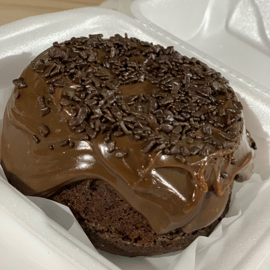 Massa de chocolate 50%, com muitaaaa calda de chocolate cremosa, finalizado com granule