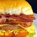 X-bacon Pão de hamburguer, hamburguer,alface,tomate, bacon 1 fatia de presunto e 2 fatias de queijo ketchup e maionese