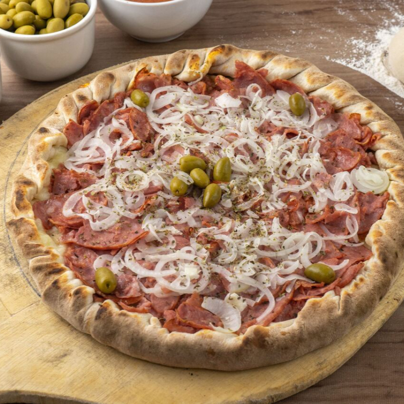 Massa artesanal, molho de tomate, calabresa acebolada. Acomapanha orégano e azeitonas