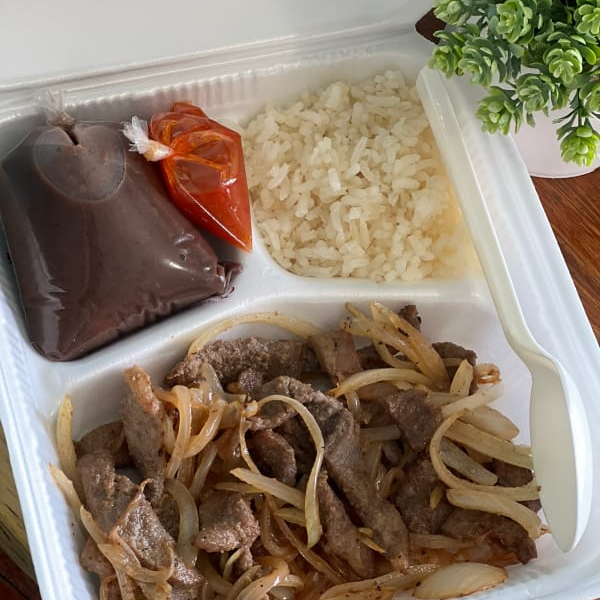 Bistec de Res Encebollado