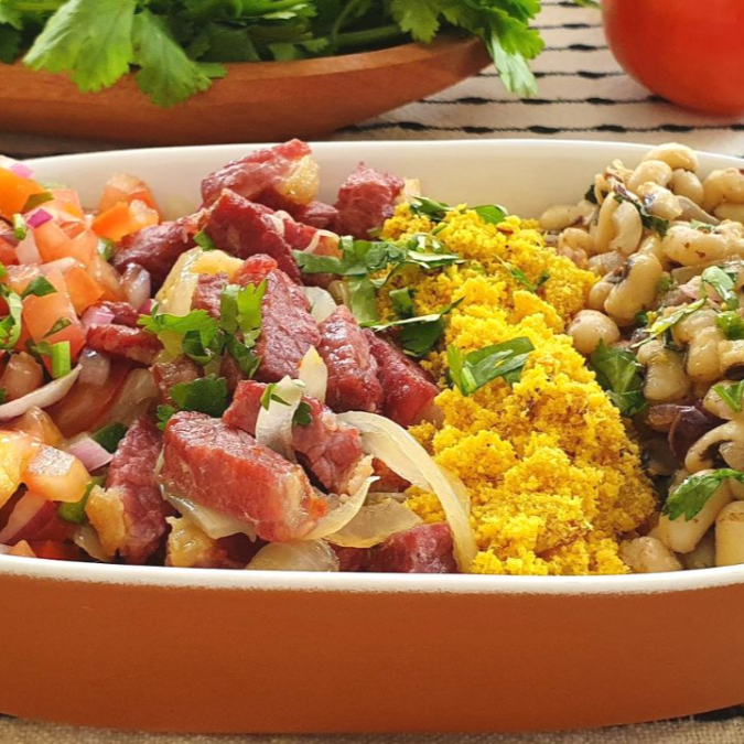 Feijão, arroz, charque e calabresa, farofa e vinagrete.