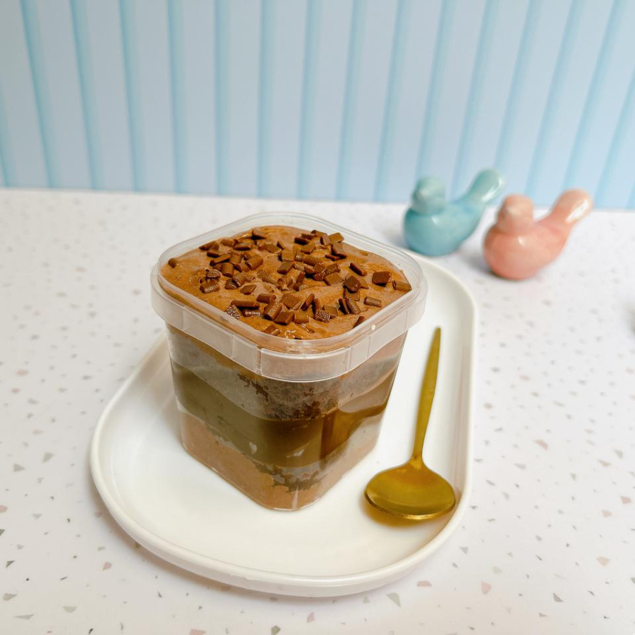 Bolo no pote com massa de chocolate super molhadinha, recheio de mousse de chocolate, brigadeiro de chocolate ao leite e cobertura de mousse de chocolate com granulado ao leite.