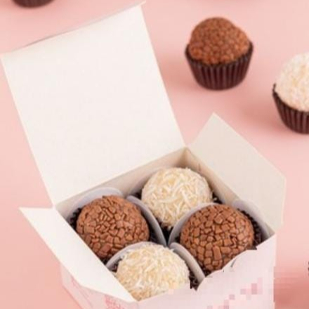 Uma linda caixinha com 2 doces de beijinhos cobertos com coco ralado e 2 brigadeiro ao leite coberto com granulado de chocolate nobre. - Caixa com 4 unidades