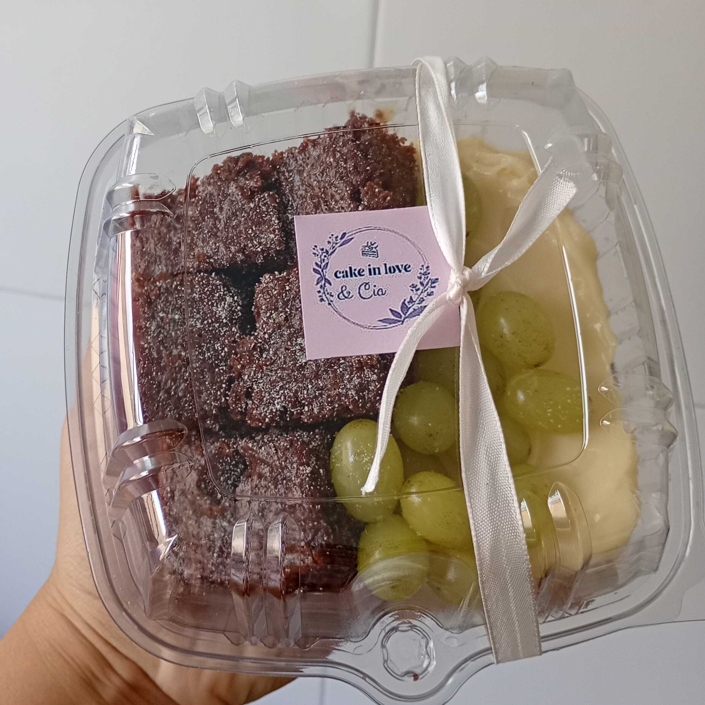 Pocket Fondue com uvas, brigadeiro de ninho, leite em pó & pedaços de bolo fofinho de chocolate