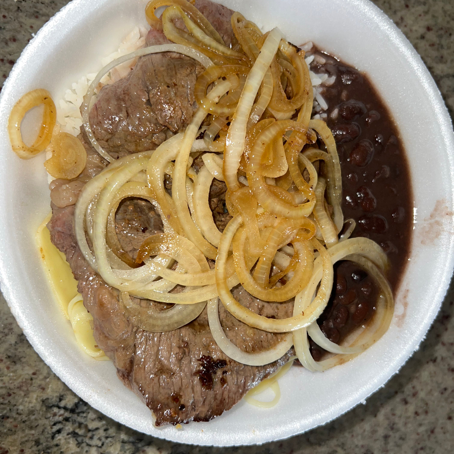 Acompanhamento: Arroz, Feijão, Espaguete ao Alho e Óleo, Salada e Bife Acebolado.