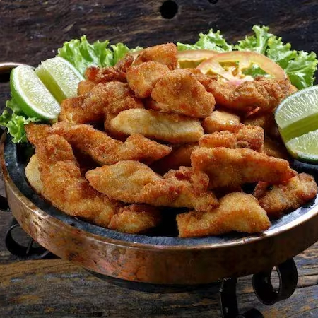 Aproximadamente 400gr de tirinhas de peixe com limão e saladinha