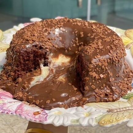 Massa de chocolate com cobertura de Prestígio e brigadeiro belga. Cada bolo pesa em media 1kg - Tamanho da forma: 18x8.