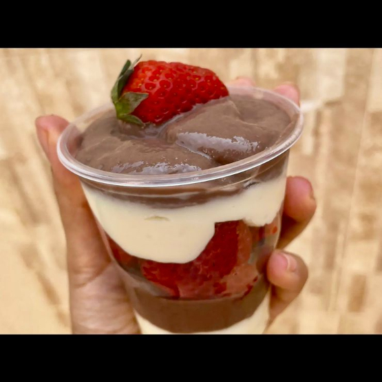 CAMADAS DE CREME DE NINHO,MORANGOS PICADOS FRESCOS E BRIGADEIRO. COPO DE 250ML