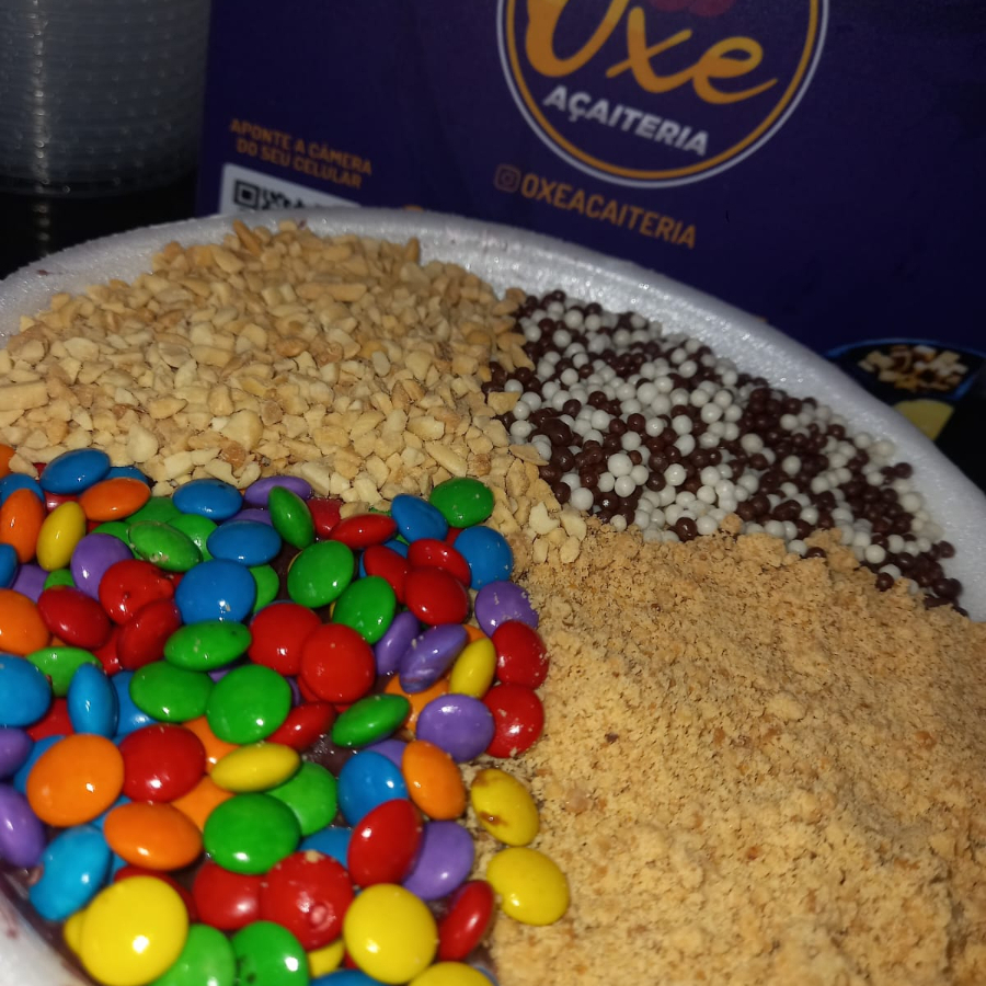 Desfrute da deliciosa Roleta de 1500ml, um prato que você tem o prazer de montar do seu jeito. Escolha entre refrescante açaí ou cremoso creme, e incremente com até 6 acompanhamentos gratuitos de sua preferência. É a opção perfeita para compartilhar com amigos em um descontraído encontro, para tornar sua reunião mais saborosa ou para dar um toque especial ao seu café da manhã no trabalho. Experimente essa incrível combinação que é pura satisfação!