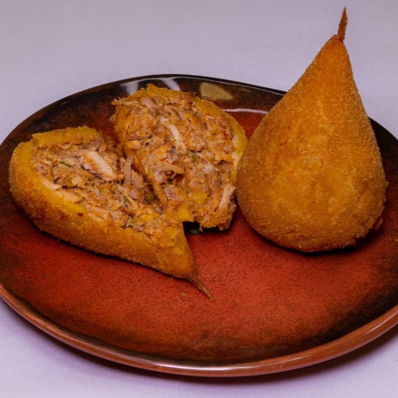 Duas Coxinha de Frango Catupiry na massa de milho
