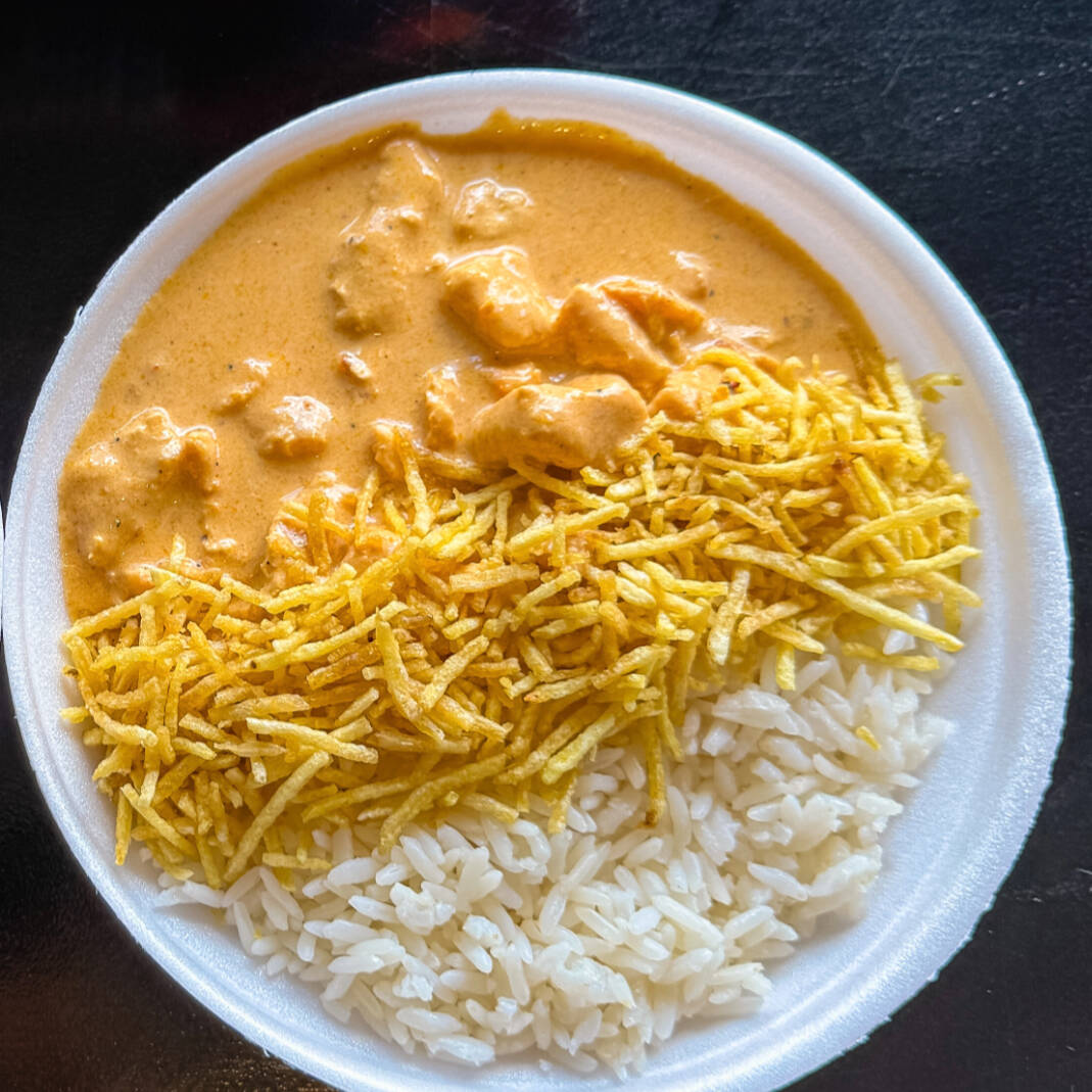 Marmita caseira, tamanho P. Com arroz soltinho, sua proteína favorita. Acompanha Batata Palha Ideal para almoço no trabalho: sabor caseiro e bem servida.