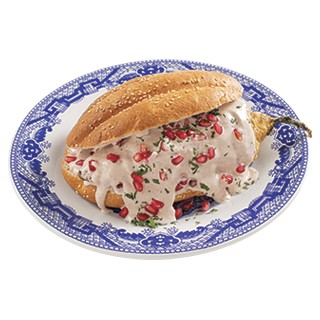 Torta de chile en nogada.