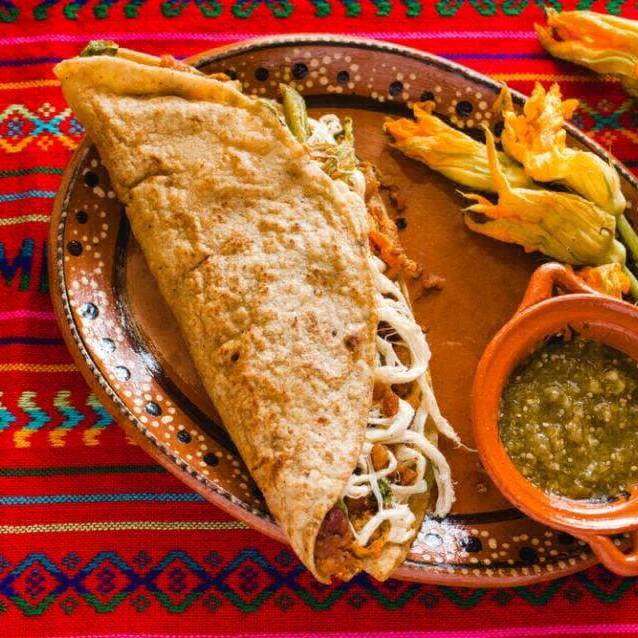 QUESADILLA DE CARNE DESHEBRADA