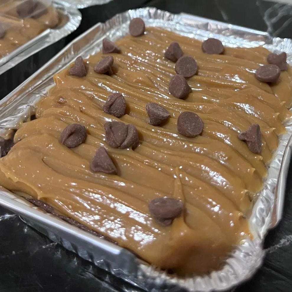 Delicioso brownie na marmita de doce de leite caseiro finalizado com gotas de chocolate