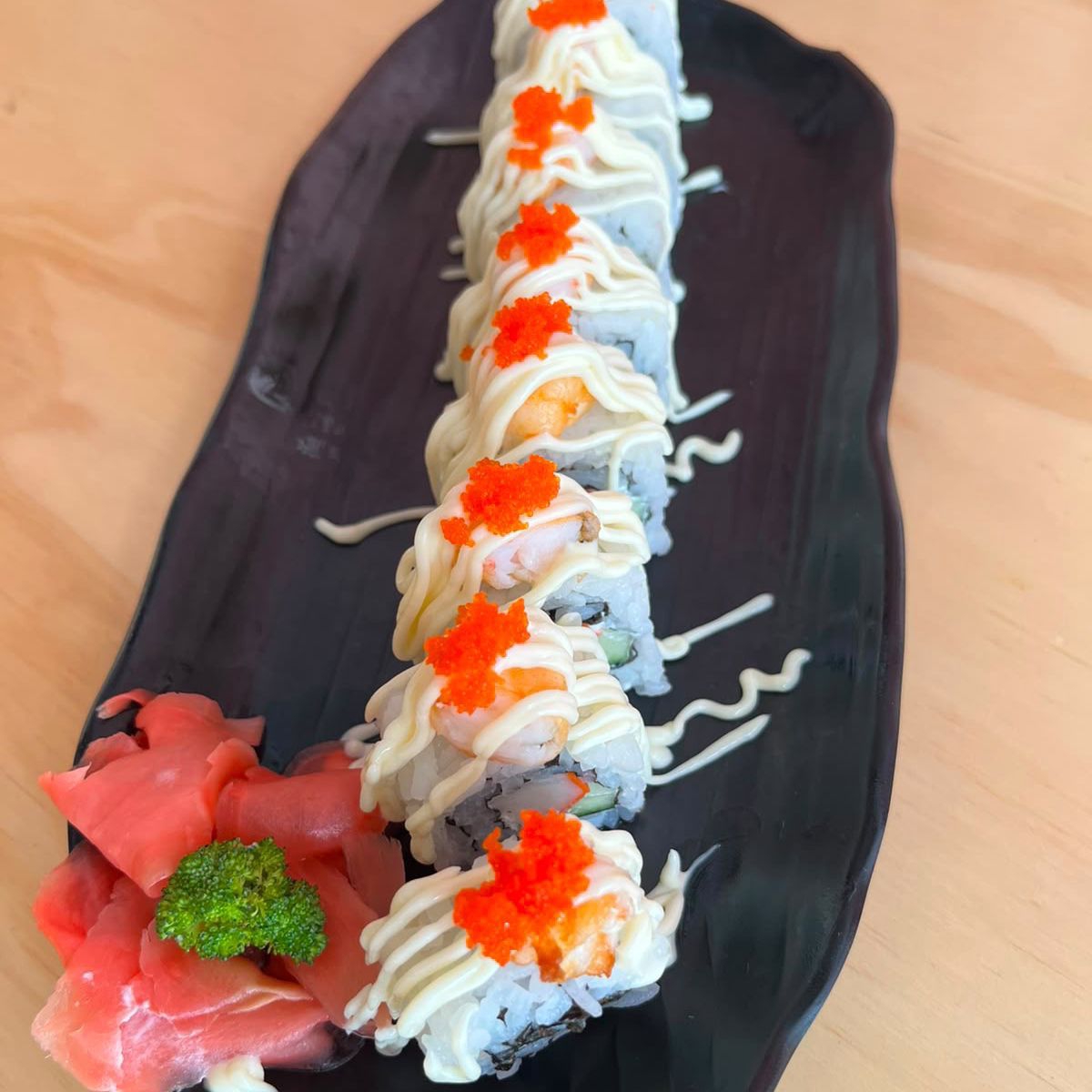 rollo de Sushi de camarones frescos y hueva de pes