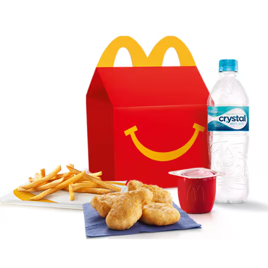 O McLanche Feliz acompanha 4 Chicken McNuggets com tomatinho ou McFritas como acompanhamento, uma refrescante bebida e danoninho de morango como sobremesa. Brinquedo sujeito a disponibilidade de estoque por restaurante. Confira informações nutricionais em: mcdonalds.com.br/cardapio/ mclanche-feliz