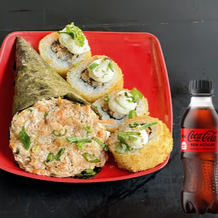 Ele é composto por um delicioso temaki de salmão grelhado, cuidadosamente preparado para preservar a suculência do peixe. Acompanha ainda 4 unidades de Hot Roll + uma Coca-Cola 200ml Grátis.