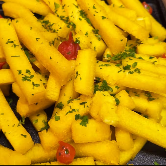 Experimente a magia da nossa polenta frita, cada mordida é uma explosão de sabor e textura que vai deixar você querendo mais.
Serve até 2 pessoas.
