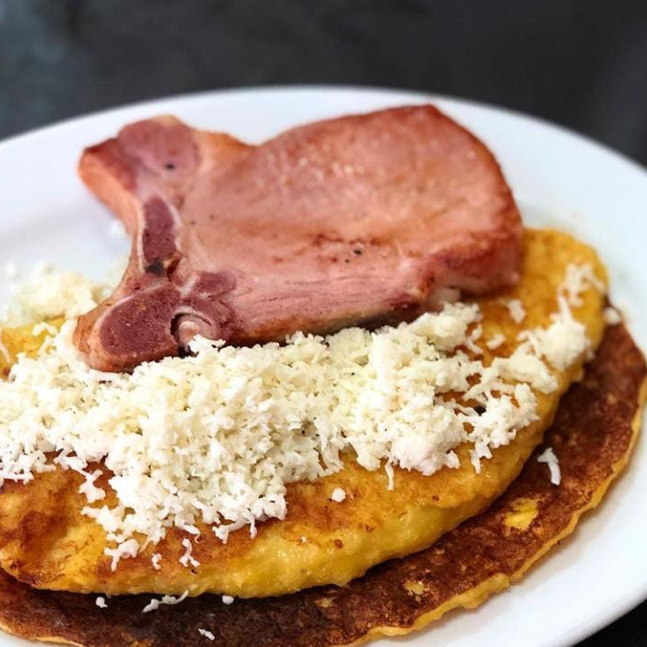 Cachapa con Queso Fresco y Chuleta Ahumada