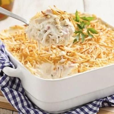 Arroz branco, fricassê de frango deliciosamente cremoso coberto com batata palha, purê de batata cremoso e batatas fritas. (Feijão e salada à sua escolha.)