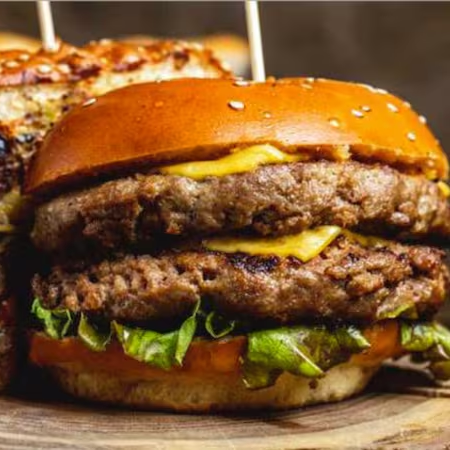 Mergulhe em uma explosão de sabores com dois hambúrgueres de 140g, cheddar duplo e bacon, entre pães de gergelim. Tomate fresco, alface e molho Supreme à base de barbecue completam esta obra-prima culinária. A combinação perfeita para uma fome voraz.