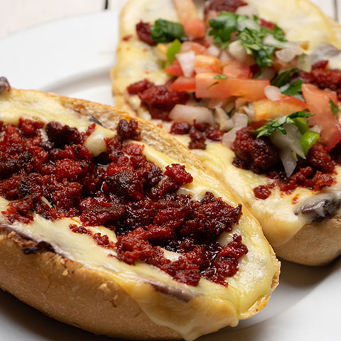 MOLLETES CON CHORIZO