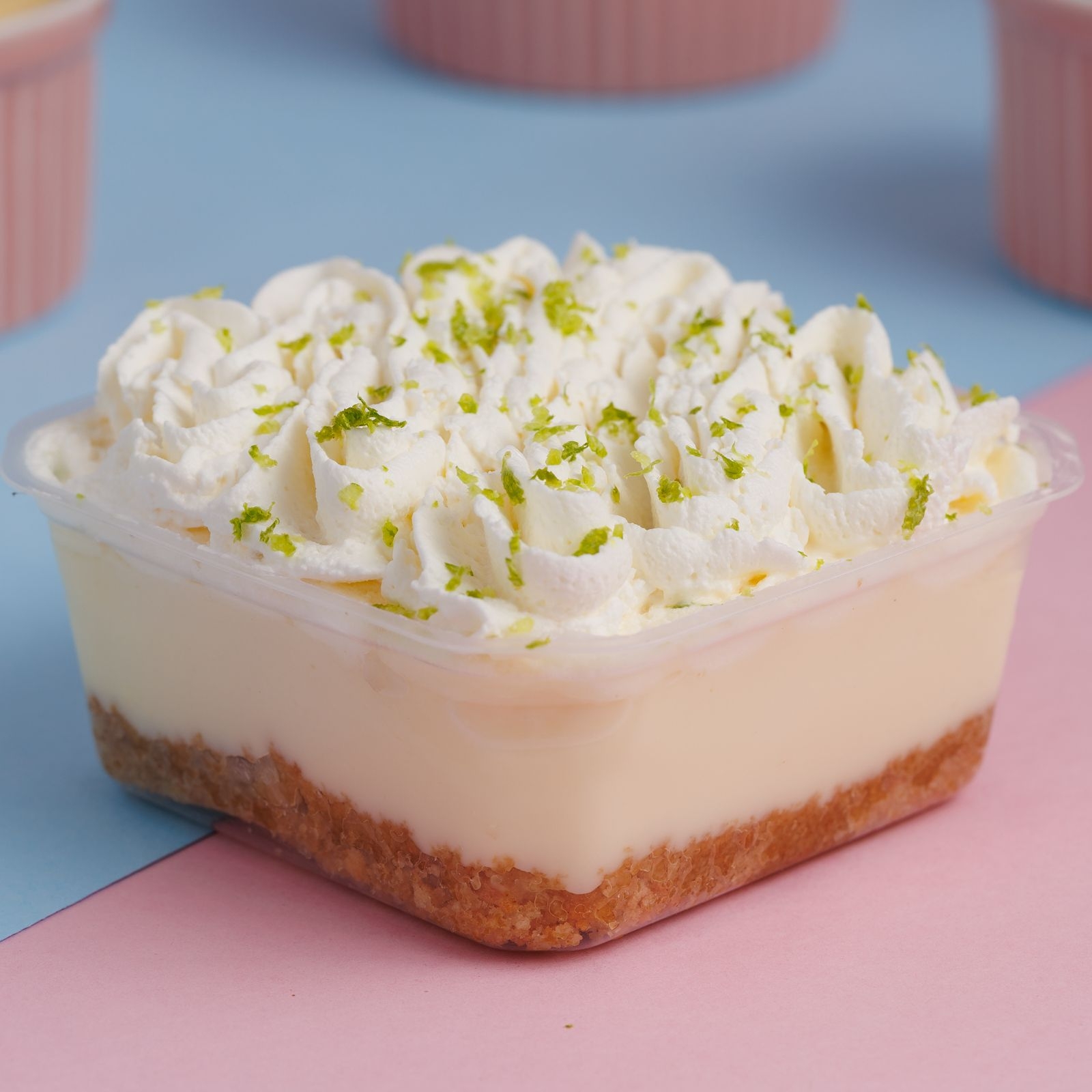 Mousse de limão, bolacha maizena amanteigada e raspa de limão