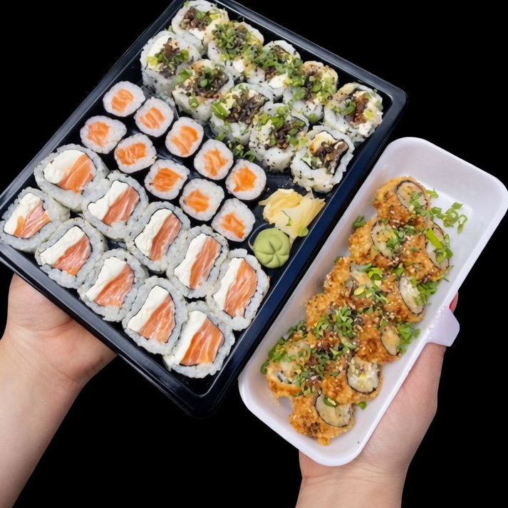 Contém 10 uramakis Philadelphia, 10 hossomakis de salmão, 10 uramakis de salmao grelhado e 10 hot rolls preparados na hora para garantir máximo frescor e crocância. Ideal para uma refeição individual generosa ou para compartilhar. Acompanha 2 pares de hashis, 3 molhos shoyu e 3 molhos tarê.
