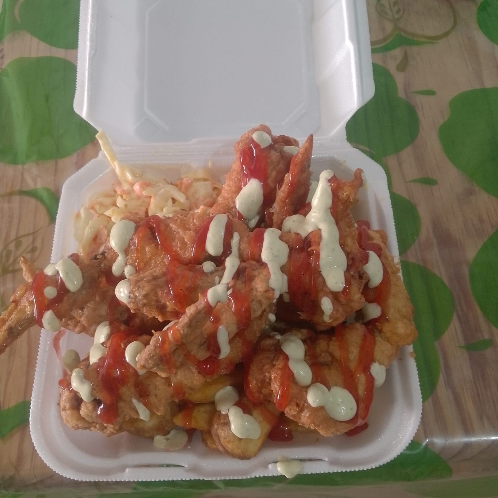 10 alitas a la broster con papas