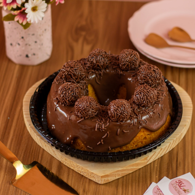Bolo de cenoura especial k&L com cobertura deliciosa de brigadeiro e 8 Doces de brigadeiro 50% cacau. *Manter sob refrigeração* *Manter sob refrigeração*