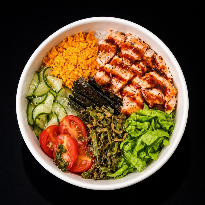 Arroz, salmão grelhado, nachos, sunomono, tomate cereja, crispy de alho-poró, alface-americana, nori e teriyaki (400 g).
