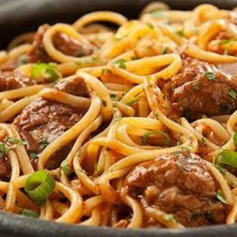Espaguete preparado com massa de sêmola, envolvido em um suculento ragú de costela bovina cozida lentamente no molho de tomate artesanal, temperado com ervas selecionadas e finalizado com parmesão, trazendo um sabor intenso e caseiro., trazendo um sabor intenso e caseiro.Linguine com Carne de Panela ao Sugo Massa tipo linguine al dente, servida com carne de panela desfiada, cozida lentamente até ficar macia e suculenta. Um prato reconfortante, cheio de sabor e afeto.