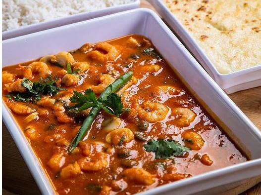 Camarões refogados na manteiga da terra, servidos com molho caseiro de tomate fresco, champignon, alcaparras, cheiro verde, nata e coentro. Acompanha arroz branco e purê de batata.Tamanho do camarão nesse prato: 18g.