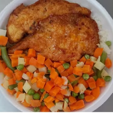 Frango Grelhado, Arroz, Feijão e Legumes Sortidos