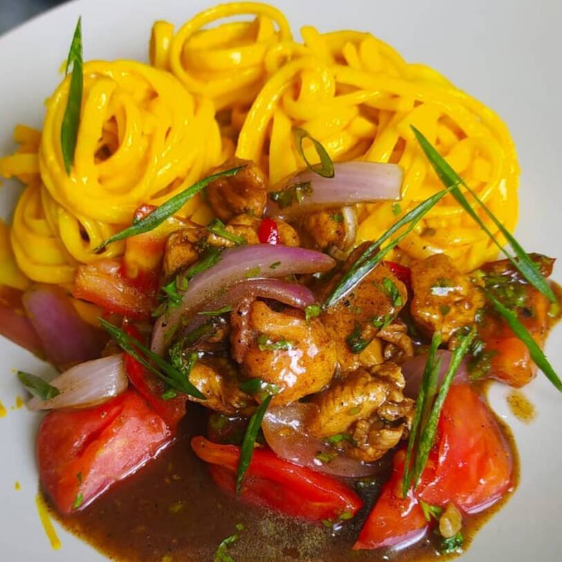 Pepsi 355 + Tallarín Huancaína c/ Saltado Pollo