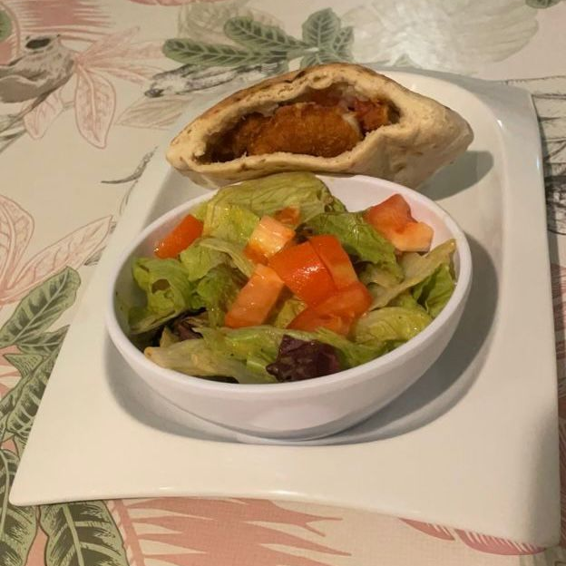 Pita Pescado Schnitzel con Ensalada de la Casa